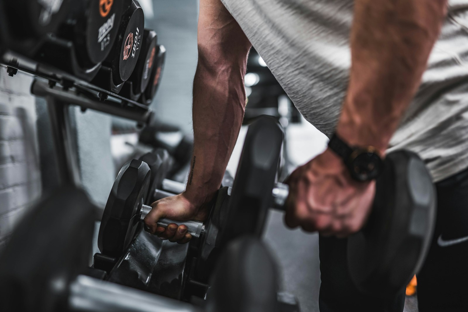 Mancuernas y discos para entrenamiento de fuerza