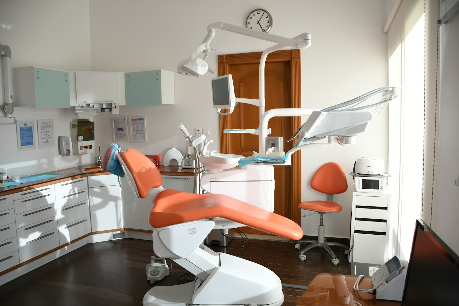 Interior moderno de la clínica dental